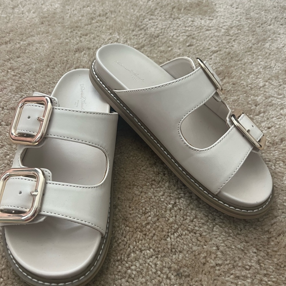 Universal Thread Sandals
